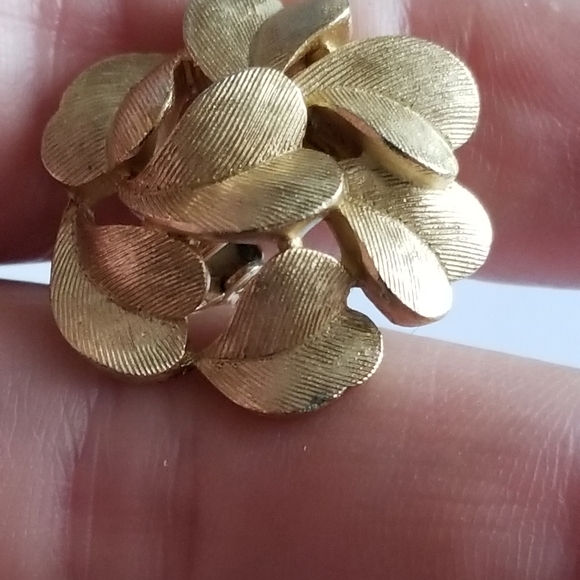 Vintage Crown Trifari single clip on earring gold tone leaf leaves - Picture 3 of 12